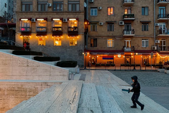 Budget walking tour in Yerevan (Yerevan city tour) - Vernissage Market: browse time without a shopping trap