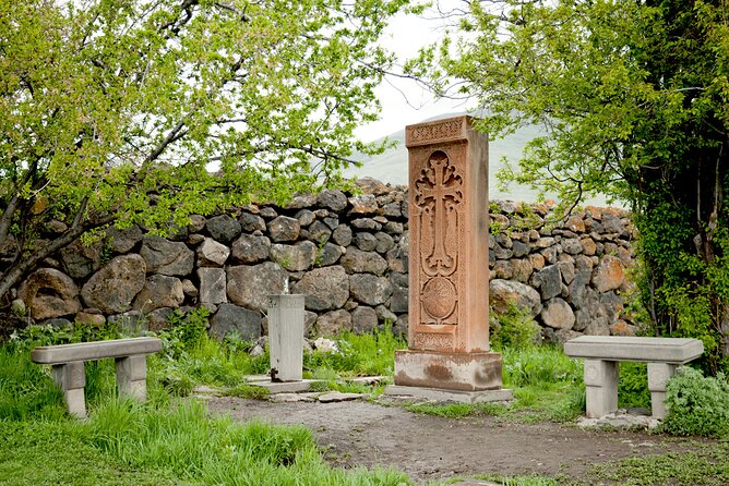 Group Tour: Hovhannavank, Saghmosavank, Chocolate House, Aghtsk - Should you worry about the English and Russian language format?
