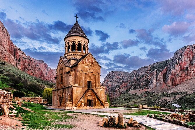 Guided tour: Khor Virap, Noravank Monastery, Areni, Jermuk - How guides shape the experience: what to listen for