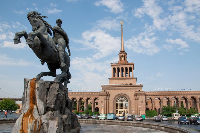 Private sightseeing and walking tour in Yerevan - House of Parliament and the Nearby Viewpoints