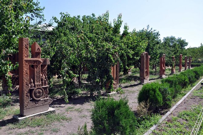Private tour to Oshakan, Karmravor, Hovhanavank, Saghmosavank monasteries - Why Oshakan to Hovhannavank is a smart 4 to 5 hour church day
