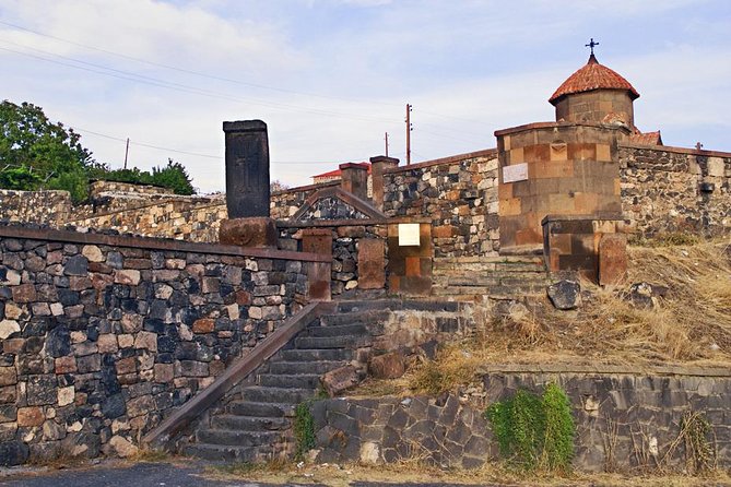 Private tour to Oshakan, Karmravor, Hovhanavank, Saghmosavank monasteries - Small practical tips for churches and monastery visits